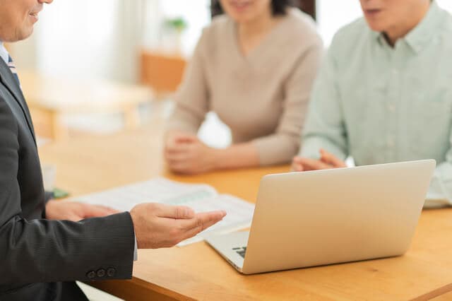 保険見直しラボの評判と口コミ｜訪問型ならではの特徴とデメリットも