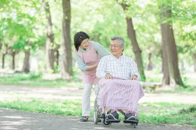 医療保険と介護保険の違いとは？優先順位・併用できるのか徹底解説！のサムネイル画像