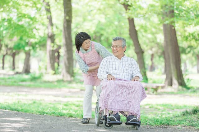 医療保険と介護保険の違いとは？優先順位・併用できるのか徹底解説！