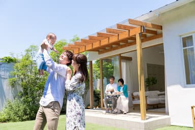 住宅ローンは親が住む家でも利用できる？ローンの種類やメリット・デメリットを解説！のサムネイル画像