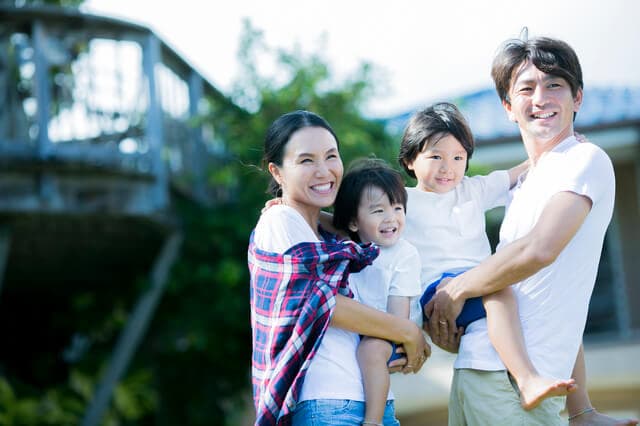 4人家族の生活費はいくら？子供の年齢別・世帯別シミュレーションや節約方法を紹介