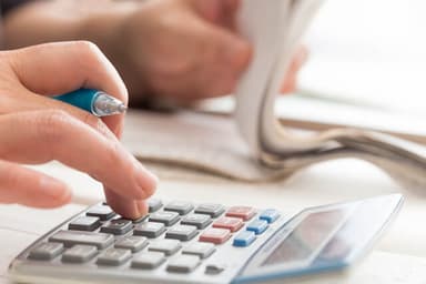会社の固定費率や変動費率が高い？固定費・変動費の求め方に加え業種別の目安金額も紹介！のサムネイル画像