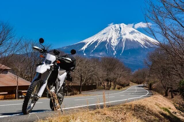 車とバイクの二台持ちは年収いくらからできる？維持費についても解説
