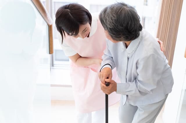 介護士の給料では生活できない？理由や給料アップの方法を解説