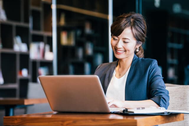 年収500万の女性の割合は？女性の職業や年代から結婚事情まで解説！