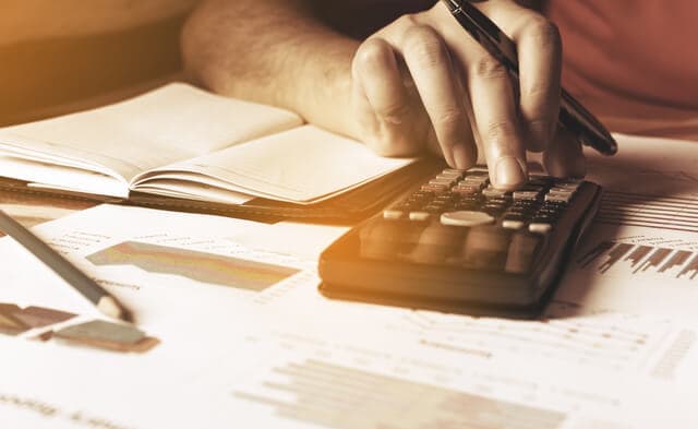 個人年金保険の解約方法やリスク、解約返戻金の計算方法について解説