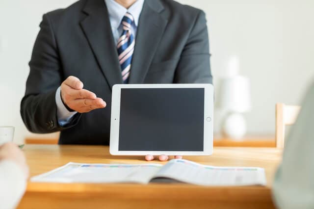 ほけんの窓口の評判や口コミは悪い?無料のからくりや直営店の見分け方も解説