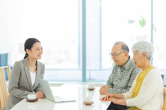 お金がない老人が老人ホームへ安く入る方法を解説【介護保険施設を利用すべき】