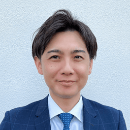 出口 雅士